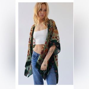 Urban Outfitters Cyra Velvet Ariana 🍒